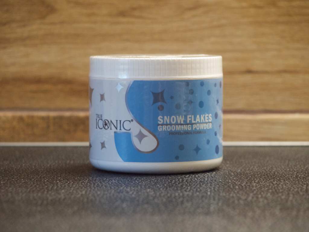 TRUE ICONIC Snow Flakes Grooming Powder - púder pre lesk, čistotu a textúru srsti 250 g